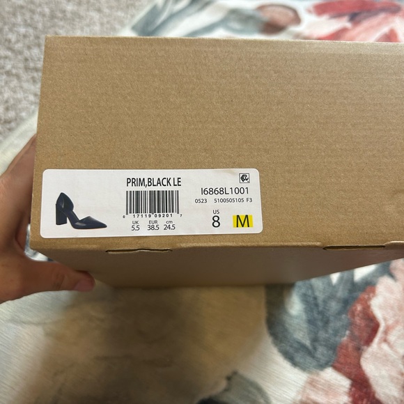 VINCE Prim Leather Pump with stacked heel - Picture 6 of 15